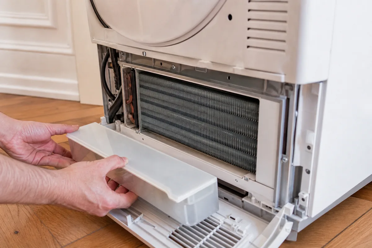 Vue arrière d&rsquo;un sèche-linge pompe à chaleur avec son circuit de condensation apparent